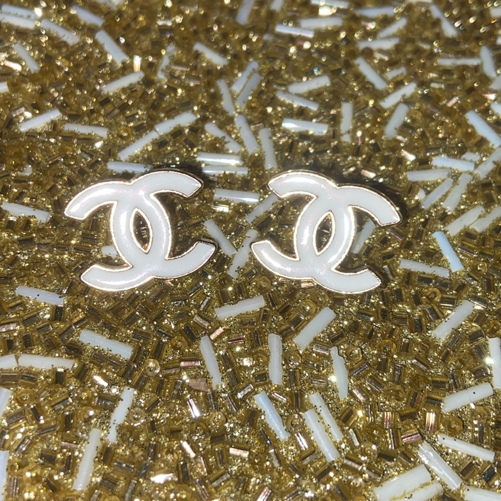 2 piece Chanel button set Cc Logo Imprint - Picture 1 of 1